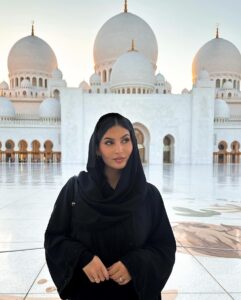 Lufy Instagram - le coucher du soleil à la Grande Mosquée c’était incroyable ✨ info pratique 💡 si vous venez à Abu Dhabi et que vous souhaitez la visiter, pour pouvoir y rentrer il faut une tenue adéquate et couvrir vos cheveux, donc à prévoir dans la valise :)