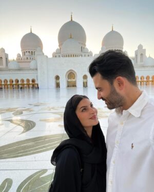 Lufy Instagram - le coucher du soleil à la Grande Mosquée c’était incroyable ✨

info pratique 💡 si vous venez à Abu Dhabi et que vous souhaitez la visiter, pour pouvoir y rentrer il faut une tenue adéquate et couvrir vos cheveux, donc à prévoir dans la valise :)