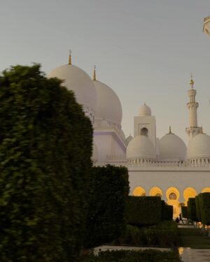 Lufy Instagram - le coucher du soleil à la Grande Mosquée c’était incroyable ✨

info pratique 💡 si vous venez à Abu Dhabi et que vous souhaitez la visiter, pour pouvoir y rentrer il faut une tenue adéquate et couvrir vos cheveux, donc à prévoir dans la valise :)