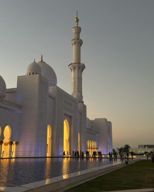 Lufy Instagram - le coucher du soleil à la Grande Mosquée c’était incroyable ✨

info pratique 💡 si vous venez à Abu Dhabi et que vous souhaitez la visiter, pour pouvoir y rentrer il faut une tenue adéquate et couvrir vos cheveux, donc à prévoir dans la valise :)