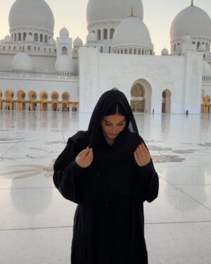 Lufy Instagram - le coucher du soleil à la Grande Mosquée c’était incroyable ✨

info pratique 💡 si vous venez à Abu Dhabi et que vous souhaitez la visiter, pour pouvoir y rentrer il faut une tenue adéquate et couvrir vos cheveux, donc à prévoir dans la valise :)