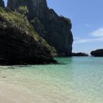 Lufy Instagram - vous devez choisir un seul endroit pour passer la journée : 1, 2, 3 ou 4? petit aperçu d’une journée magique dans les Îles Phi Phi avec son incroyable lagon et ses magnifiques plages 💦 #thailand #phiphiisland #thailandisland #thailandtravel #phiphidon #traveltheworld #asia #travelphotography #bikinigirl