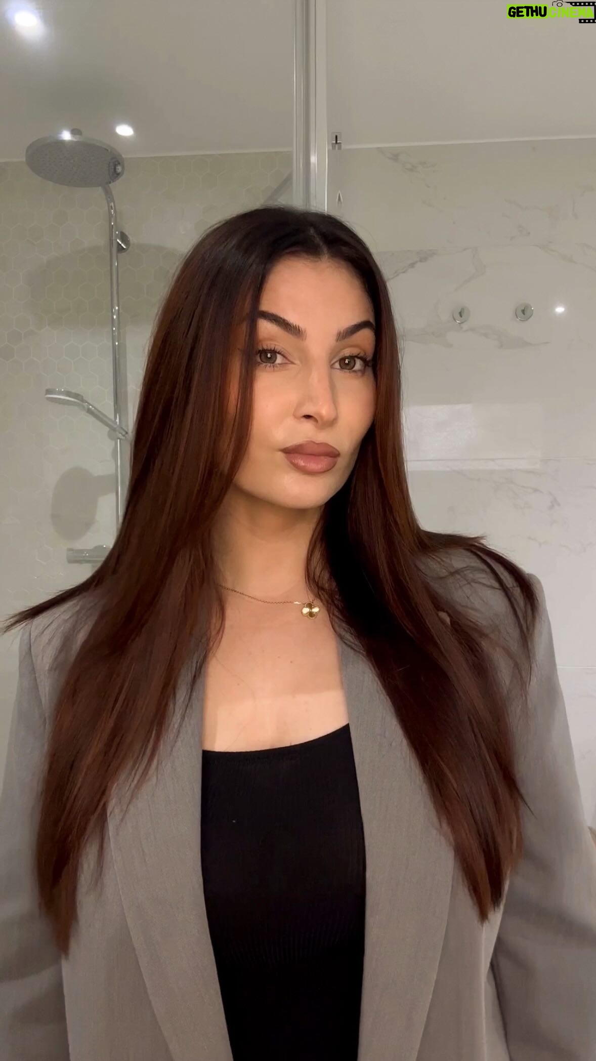 Lufy Instagram - publicité * Le seul masque cheveux à avoir cet hiver si vous avez une couleur ou des mèches, c’est lui 🤍 Le masque Prolongateur de Couleur de chez @phytoparis est vraiment une pépite 🥹 En 5 minutes de pose il rend vos cheveux hyper soyeux et il prolonge votre couleur jusqu’à 12 shampoings! En plus il est sans silicone, sans colorants et à 97% d’ingrédients d’origine naturelle donc vraiiiiment parfait! #hair #haircare #masquecheveux #soincheveux #hairmask #winterroutine #routinesoin