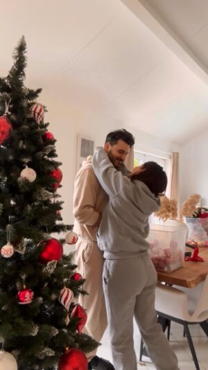 Lufy Instagram - vous aussi il a la chance d’assister à votre tournée mondiale tous les jours? 😂 bon sinon qui a déjà fait son sapin?🎄

#christmas #noel #sapindenoel #christmascouple