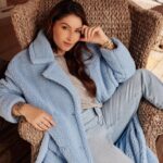 Lufy Instagram – publicité ✨ le seul manteau qu’il vous faut cet hiver c’est le mien 🩵 Vous l’aimez? Il sera dispo dès ce jeudi dans ma collection Cosy Wear @lolalizafashion x Lufy en magasin et en ligne.

Dans mon moodboard c’est la première pièce que j’ai directement imaginée de A à Z tellement j’en ai rêvé de ce manteau.
J’ai cherché cette couleur de teddy pendant au moins trois hivers de suite, maintenant je l’ai enfin 🫶🏻
J’ai tout pensé pour qu’il soit le plus confo possible: longueur du manteau, épaisseur de la ceinture, position des poches, largeur du col, hauteur des boutons. Il est parfait. Je l’aime. 

#teddycoat #coat #wintercoat #bluecoat #dreamcoat