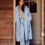 Lufy Instagram – publicité ✨ le seul manteau qu’il vous faut cet hiver c’est le mien 🩵 Vous l’aimez? Il sera dispo dès ce jeudi dans ma collection Cosy Wear @lolalizafashion x Lufy en magasin et en ligne.

Dans mon moodboard c’est la première pièce que j’ai directement imaginée de A à Z tellement j’en ai rêvé de ce manteau.
J’ai cherché cette couleur de teddy pendant au moins trois hivers de suite, maintenant je l’ai enfin 🫶🏻
J’ai tout pensé pour qu’il soit le plus confo possible: longueur du manteau, épaisseur de la ceinture, position des poches, largeur du col, hauteur des boutons. Il est parfait. Je l’aime. 

#teddycoat #coat #wintercoat #bluecoat #dreamcoat