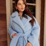 Lufy Instagram – publicité ✨ le seul manteau qu’il vous faut cet hiver c’est le mien 🩵 Vous l’aimez? Il sera dispo dès ce jeudi dans ma collection Cosy Wear @lolalizafashion x Lufy en magasin et en ligne.

Dans mon moodboard c’est la première pièce que j’ai directement imaginée de A à Z tellement j’en ai rêvé de ce manteau.
J’ai cherché cette couleur de teddy pendant au moins trois hivers de suite, maintenant je l’ai enfin 🫶🏻
J’ai tout pensé pour qu’il soit le plus confo possible: longueur du manteau, épaisseur de la ceinture, position des poches, largeur du col, hauteur des boutons. Il est parfait. Je l’aime. 

#teddycoat #coat #wintercoat #bluecoat #dreamcoat