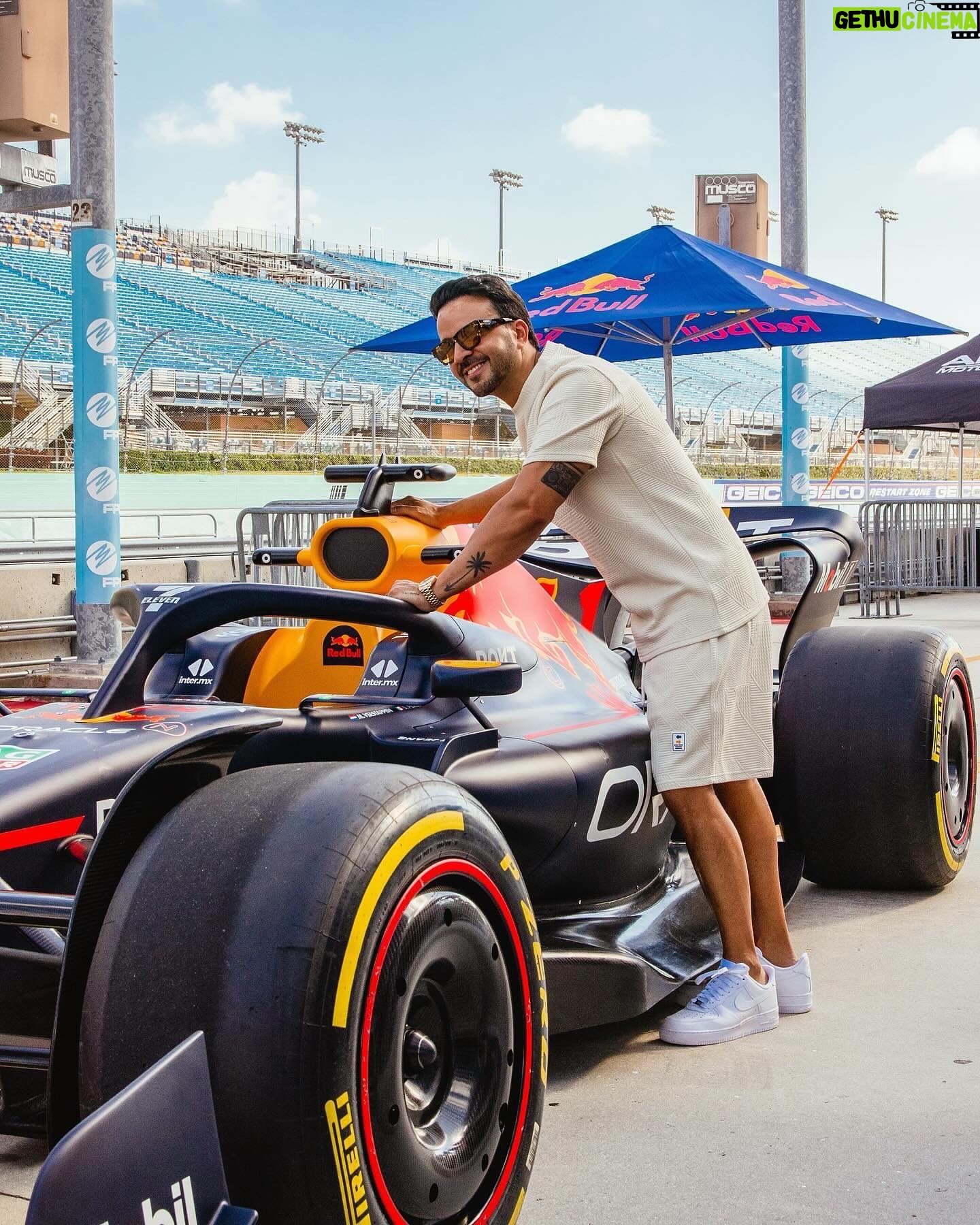 Luis Fonsi Instagram - El fin de semana estuvo 🔥🔥🔥🏎️🏁 @f1 @trophyhousef1