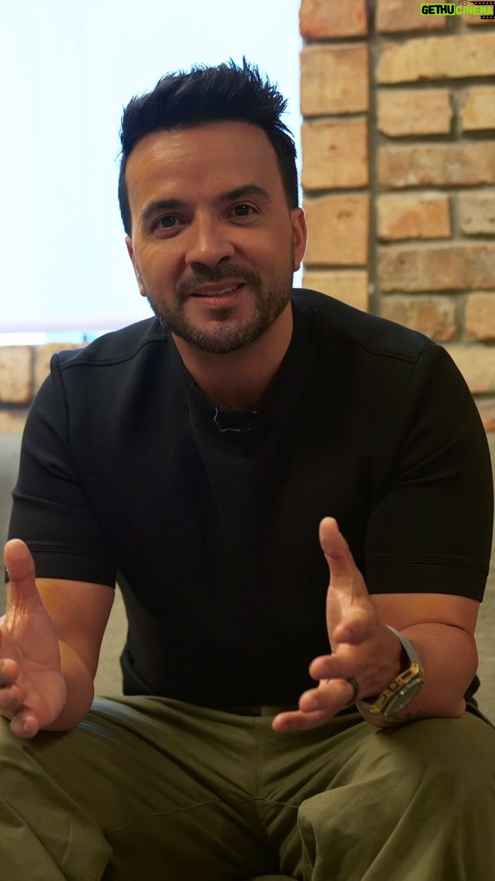 Luis Fonsi Instagram - Seguimos con las sorpresas de #ElViaje y el turno es para Miami, nos vemos el viernes 17 de mayo para que vivamos una experiencia única antes del lanzamiento de mi nuevo álbum. Se pueden registrar en el link en mi bio.
