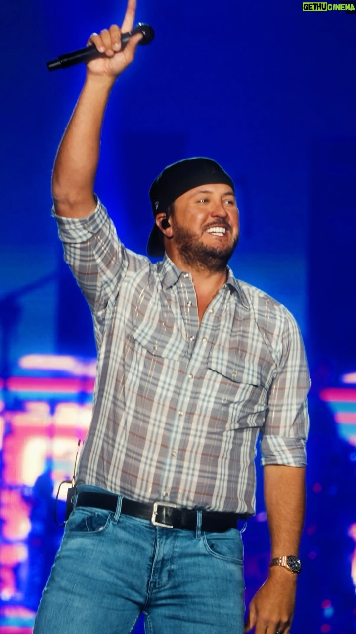 Luke Bryan Instagram - That’s a wrap on the Canadian leg of the #MindOfACountryBoyTour! Get your tickets for the US shows now before they kick off in June.