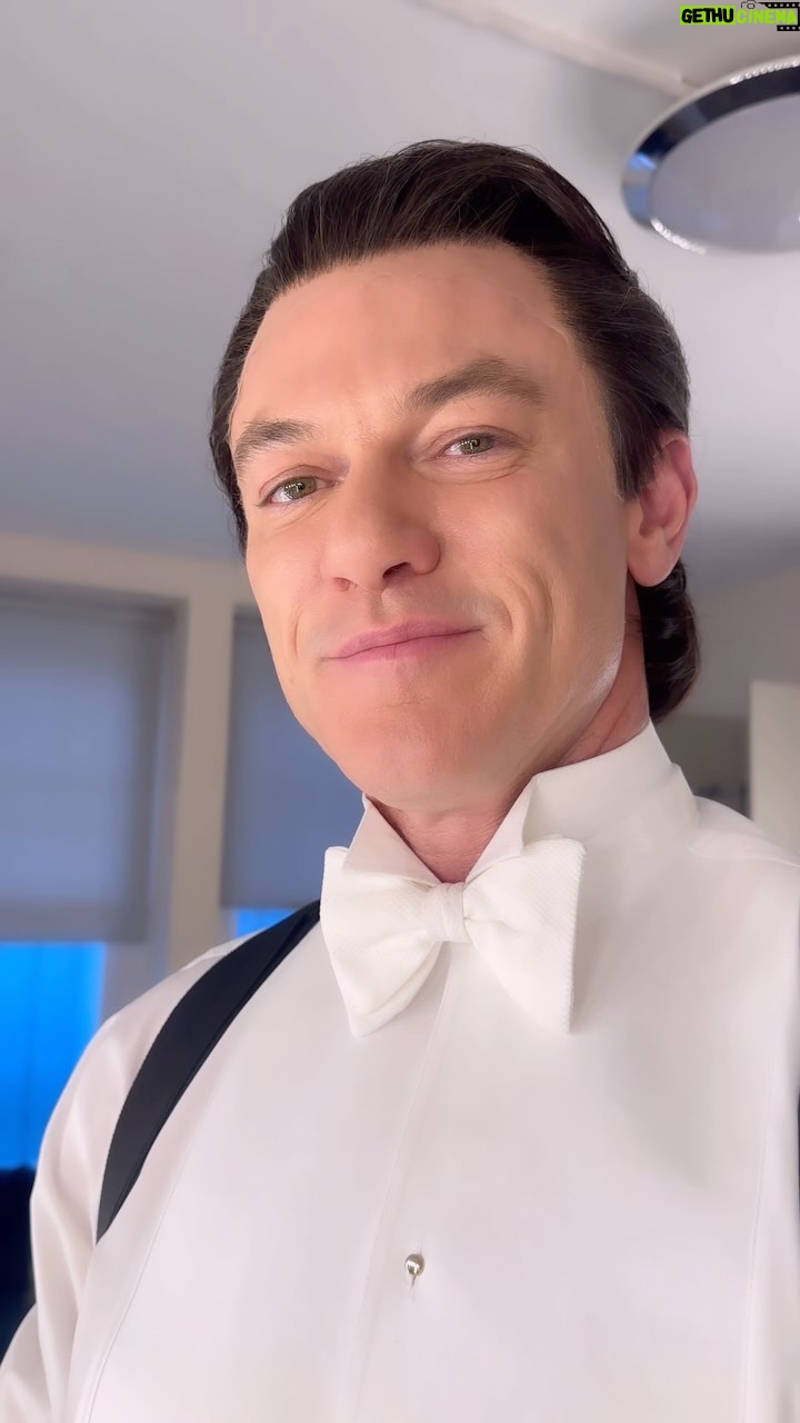 Luke Evans Instagram - That’s all folks! Not sure how I can describe this experience with these people that I’ve just spent the last four months with. We’ve created a family, we have supported and loved each other on and off the stage and I will never forget this journey we’ve all been on together. To everybody that came to see the show, thank you! We gave everything to you every night double barrel. And it was a bloody thrill!! See you all very very soon. ❤️❤️❤️ @backstairsbillyplay @dukeofyorksldn