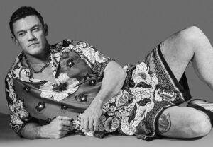 Luke Evans Instagram - Super Magazine 2023SS issue @supermagazinenyc 

「A Tribute to Richard Avedon」@avedonfoundation 
Photographed by @lesliekeesuper 
Styling by @enosogohs 
Hair Makeup by @hanjeehanjee