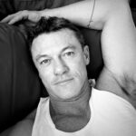 Luke Evans Instagram - Time for siesta before work… 💤