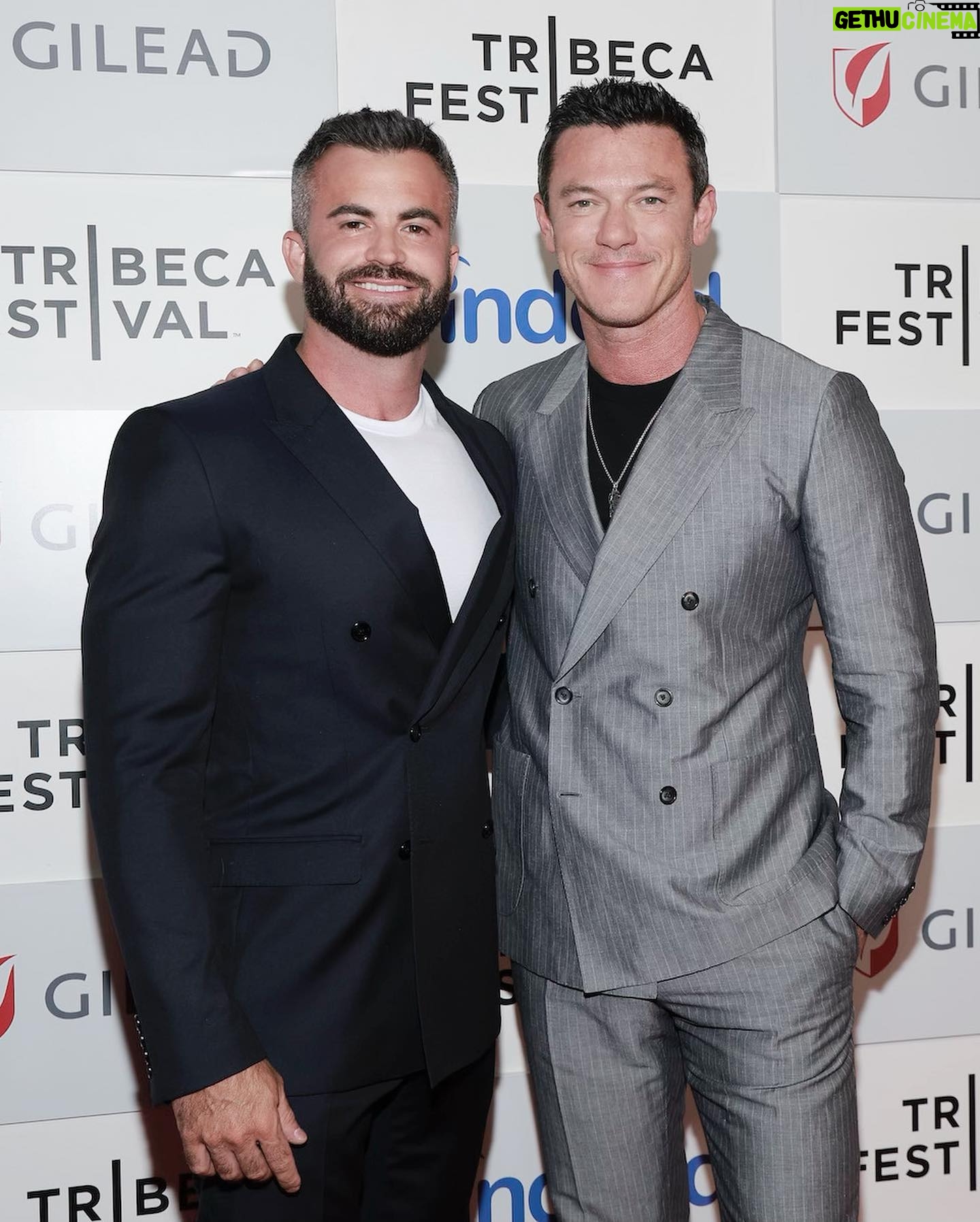 Luke Evans Instagram - #OurSonMovie photo dump from yesterday magical day . This film is a beaut. I’m so proud of it and of all the incredible people that made it. Trust me, You’ll get all the feels……All of them!!❤️💔 @theebillyporter @christopher.t.woodley @billoliver @tribeca @dolcegabbana @gettyentertainment @contourbygettyimages @eriktanner