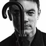 Luke Evans Instagram - So...What defines a "gentleman” today? 在這個時代，一位紳士的定義是什麼？ Luke Evans指著腿上的梵文LUGG刺青，向我們說起了它的淵源；這個近似他名字又代表著羊的單字，讓他一秒聯想到自己的故鄉威爾斯，因為那裡「什麼沒有，羊最多！」 而新時代的紳士正是要懂的表現出獨特自我，找到最真實的自我，並且感到自在，進而把這自我活得精彩而真實，才是真正的獨特、傑出、與眾不同。 photographes_TROY WANG @troy_wa_ng text_CHRISTINE LEE @birdism1217 art & styling director_JOEY LIN @chihchianglin hair_CHAO SHEN at OVER:FACE @chiaochenet make-up_CHUAN SHIH @chuansform set design_CHIEN-JU CHIA @chiachienju production_BARRY WU @barrywu831 talent contact_KAKA LU @ling.lu131419 fashion_ @ferragamo 🔸「完整封面訪談文章，可見Harper’s BAZAAR MEN台灣版」 👉🏻追蹤 @harpersbazaar_tw 看更多名人專訪 @thereallukeevans #lukeevans #BAZAAR封面人物 #BAZAARCOVERSTAR #BAZAARMEN #FerragamoFW23