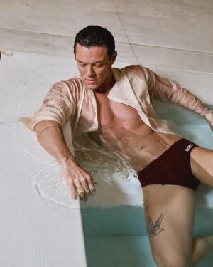 Luke Evans Instagram - LUKE EVANS ~ Madurez plena

🇪🇸Luke Evans (@thereallukeevans) lleva prendas de BDXY Studio (@bdxystudio), su nueva marca de moda junto a Fran Tomas (@frantomasr) y Christopher Brown (@chrisbrownstylist). 

🏴󠁧󠁢󠁷󠁬󠁳󠁿Luke Evans (@thereallukeevans) wears clothes os BDXY Studio (@bdxystudio), his new fashion brand with Fran Tomas (@frantomasr) and Christopher Brown (@chrisbrownstylist). 

Entra en el link de la bio para leer la entrevista de 
Joaquín Gasca (@joaquinigasca) con fotografías de Félix Valiente (@felixvaliente), vídeo de Karlos Sanz (@karlosanz), estilismo de Beatriz Moreno de la Cova (@bdelacova) y grooming de Tati Garú (@tatigaru.makeup). Dirigido por Jordi Martínez (@jordimartinezmh). Localización: Hotel Mandarin Oriental Ritz, Madrid (@mo_ritzmadrid) y The Beauty Concept (@thebeautyconcept). 

Head to the link in bio to read the cover interview by Joaquín Gasca (@joaquinigasca) and to see 
all the photographs by Félix Valiente (@felixvaliente), video by Karlos Sanz (@karlosanz), styling by Beatriz Moreno de la Cova (@bdelacova) and grooming by Tati Garú (@tatigarumakeup). Direction: Jordi Martinez (@jordimartinezmh). Location: Mandarin Oriental Ritz, Madrid (@mo_ritzmadrid) & The Beauty 
Concept (@thebeautyconcept).

#menshealth #lukeevans #bdxystudio #menshealthespaña