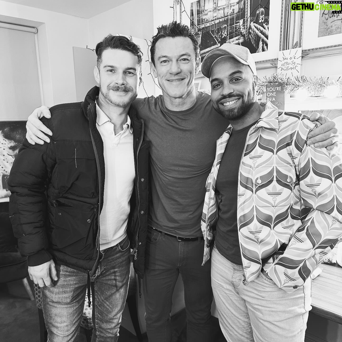 Luke Evans Instagram - Theatre friends, college friends, movie friends, thank you all for coming to see my play, it’s been a joy to see so many friends after such a long time!! ❤️❤️❤️