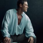 Luke Evans Instagram - So...What defines a "gentleman” today? 在這個時代，一位紳士的定義是什麼？ Luke Evans指著腿上的梵文LUGG刺青，向我們說起了它的淵源；這個近似他名字又代表著羊的單字，讓他一秒聯想到自己的故鄉威爾斯，因為那裡「什麼沒有，羊最多！」 而新時代的紳士正是要懂的表現出獨特自我，找到最真實的自我，並且感到自在，進而把這自我活得精彩而真實，才是真正的獨特、傑出、與眾不同。 photographes_TROY WANG @troy_wa_ng text_CHRISTINE LEE @birdism1217 art & styling director_JOEY LIN @chihchianglin hair_CHAO SHEN at OVER:FACE @chiaochenet make-up_CHUAN SHIH @chuansform set design_CHIEN-JU CHIA @chiachienju production_BARRY WU @barrywu831 talent contact_KAKA LU @ling.lu131419 fashion_ @ferragamo 🔸「完整封面訪談文章，可見Harper’s BAZAAR MEN台灣版」 👉🏻追蹤 @harpersbazaar_tw 看更多名人專訪 @thereallukeevans #lukeevans #BAZAAR封面人物 #BAZAARCOVERSTAR #BAZAARMEN #FerragamoFW23