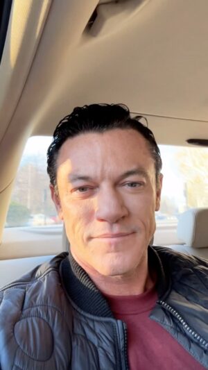 Luke Evans Instagram - Have a great week folks! #monday #mondaymotivation