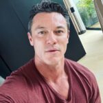 Luke Evans Instagram - 💋#happysaturday #matineeday