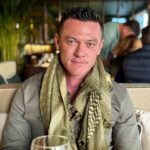 Luke Evans Instagram - 💚#happyfriday #friday #fridayvibes
