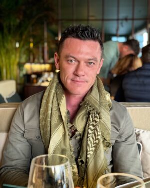 Luke Evans Instagram - 💚#happyfriday #friday #fridayvibes