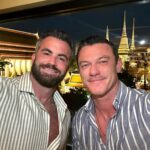 Luke Evans Instagram - Merry Christmas! Feliz Navidad! 🎄🎁