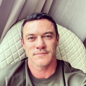 Luke Evans Instagram - Happy Sunday!