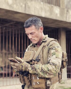 Luke Evans Instagram - Checking if it’s gonna rain…
#TBT #ECHO3 @appletv