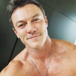 Luke Evans Instagram - A little bird flew into my kitchen this morning, while I was chatting to Fran, it allowed me to pick it up and even do a little selfie, before I sent it on its way into the blue skies over London this morning. Happy Saturday everybody! #saturday #saturdayvibes Also excuse my filthy nails, I’ve been gardening This morning! 🪴 🐦 ☀️