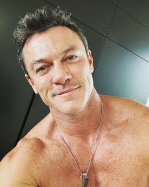 Luke Evans Instagram - A little bird flew into my kitchen this morning, while I was chatting to Fran, it allowed me to pick it up and even do a little selfie, before I sent it on its way into the blue skies over London this morning. Happy Saturday everybody! #saturday #saturdayvibes Also excuse my filthy nails, I’ve been gardening This morning! 🪴 🐦 ☀️