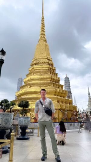 Luke Evans Instagram - Feeling golden! What a superb little break this was! #bangkok #penmoments @thepeninsulabangkok #gift