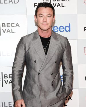 Luke Evans Instagram - #OurSonMovie photo dump from yesterday magical day . This film is a beaut. I’m so proud of it and of all the incredible people that made it. Trust me, You’ll get all the feels……All of them!!❤️💔 @theebillyporter @christopher.t.woodley @billoliver @tribeca @dolcegabbana @gettyentertainment @contourbygettyimages @eriktanner