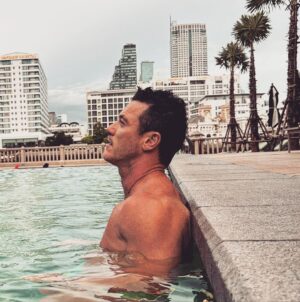 Luke Evans Instagram - Culture and chill #gift #penmoments #escape @thepeninsulabangkok 🇹🇭🧡