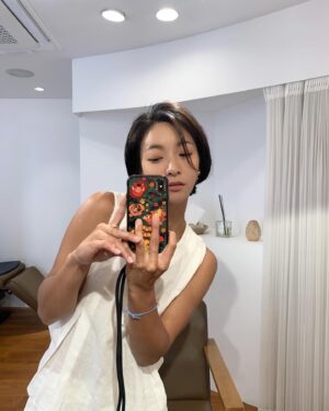 Luna Instagram - 에프엑스 고등학교 시절부터 함께 한 울언니들 정말 오랜만에 만났쬬요 귀한 시간 내주어서 고마워🍊🍋🍐🍉🍒
현정언니 선주언니 사랑해용💟 

여전히 아름다운 울언니들🍊
Make up @hyunseungah_ 
Hair @sunjuchoi