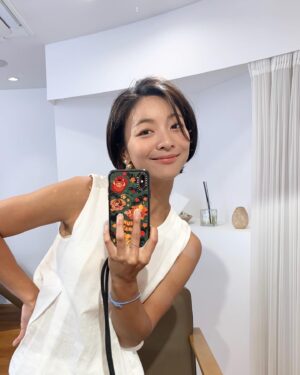Luna Instagram - 에프엑스 고등학교 시절부터 함께 한 울언니들 정말 오랜만에 만났쬬요 귀한 시간 내주어서 고마워🍊🍋🍐🍉🍒
현정언니 선주언니 사랑해용💟 

여전히 아름다운 울언니들🍊
Make up @hyunseungah_ 
Hair @sunjuchoi