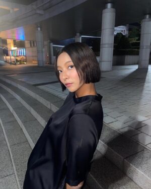 Luna Instagram - ‘New Waves’ 새로운 합창 물결

안산시립합창단 제72회 정기연주회. 

지휘자 JIHOON PARK 

가장 기억에 남는 곡은 너무너무 많지만….고르자면 백제시대 가요인 ‘정읍사’를 무반주 합창으로 재해석한 이서연작곡가님의 ‘어긔야’

현대어 해석을 고집하지 않고, 원문 그대로를 사용하셨으며 가삿말 속 여인의 남편을 향한 끝없는 기다림을 애처롭게 잘 살린 “어긔야 어강됴리 아으 다롱디리” 란 구절의 멜로디가 충격적으로 좋았는데 참 마음 깊은 울림을 주었다. 
다시 듣고 싶은 명곡💿💿

사랑하는 우리언니의 무대를 보고 울컥하는 순간이 정말 많았지만 꾹참고 끝까지 봤네요, 오늘도 빛났어 내 반쪽 @qwerwls95 ✨