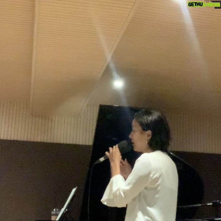 Luna - 3 Likes - 생일 공연 준비로 아침 일찍부터 함께 움직여 주신 아버지. 그리고 나보다 나를 더 잘 아는 우리 언니, 엄마, 표현은 잘 안해도 내 생각 찐 많이 해주는 울오빠, 말로 표현 못할 정도로 존경하고 사랑하는 할무니, 정성스레 그림 그려준 우리 딸기.. 언제나 한걸음에 달려와주시는 큰이모 막내이모, 사랑하는 이모부, 생일 기억해주시고 챙겨주신 지인분들, 멀리까지 한걸음에 달려와주신 우리 팬분들.. 제가 어찌 보답해야 할까요.? 정말 고맙습니다 살면서 다 값을게요 헤헤 좋은 주말 보내세요 다시 한번 더 고맙습니다. 행복하게 잘 살게요💟
그리고 공연을 위해 예쁘게 메이크업 해주신 지영언니 @blow_jiyoung
항상 감사드려요 ㅠㅜ 언니 덕분에 자신감 뿜뿜으로 공연해쪄요💖
생일 선물 사딘 보내준 현명오빠 사진 증맬루 멋쪄요!!
햄볶하게 음악하며 춤추며 살게요!