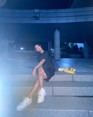 Luna Instagram - ‘New Waves’ 새로운 합창 물결

안산시립합창단 제72회 정기연주회. 

지휘자 JIHOON PARK 

가장 기억에 남는 곡은 너무너무 많지만….고르자면 백제시대 가요인 ‘정읍사’를 무반주 합창으로 재해석한 이서연작곡가님의 ‘어긔야’

현대어 해석을 고집하지 않고, 원문 그대로를 사용하셨으며 가삿말 속 여인의 남편을 향한 끝없는 기다림을 애처롭게 잘 살린 “어긔야 어강됴리 아으 다롱디리” 란 구절의 멜로디가 충격적으로 좋았는데 참 마음 깊은 울림을 주었다. 
다시 듣고 싶은 명곡💿💿

사랑하는 우리언니의 무대를 보고 울컥하는 순간이 정말 많았지만 꾹참고 끝까지 봤네요, 오늘도 빛났어 내 반쪽 @qwerwls95 ✨