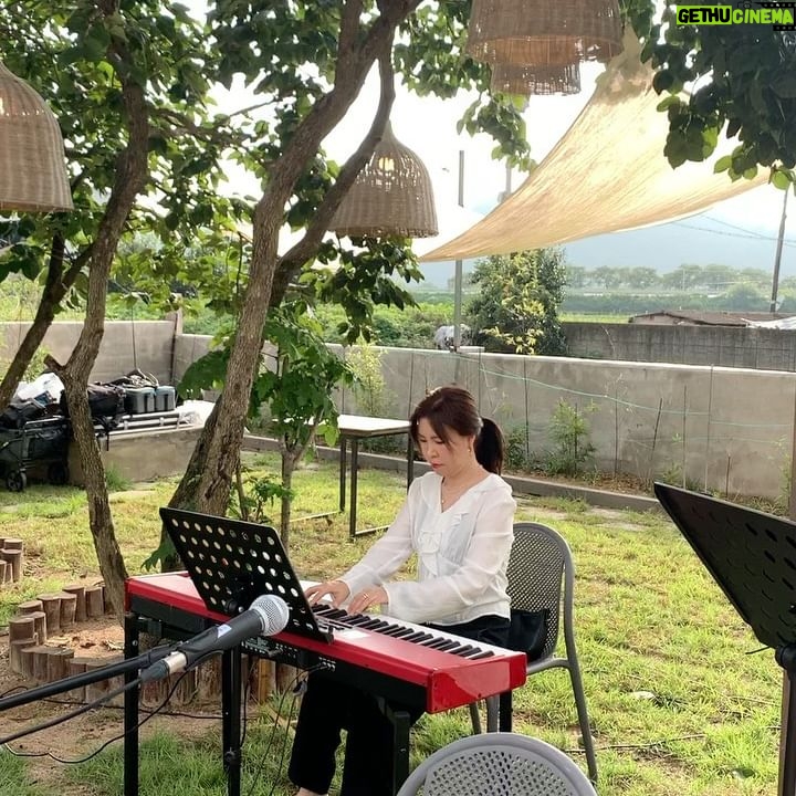 Luna - 3 Likes - ‘30번째 생일’ 🎂
특별한 공연을 준비해야 겠다 결심한 뒤로 매일 연습에 몰두했다. 완벽하지 않아도 오시는 모든 분들께 나의 정성과 마음을 전할 수 있는 무대.
그리고 꼭 이번 생일은 팬분들과 함께하자 했던 약속을 지키기 위해 필사적으로 움직였다.
준비과정은 참으로 혹독했고, 어려운 난관이 많았다. 홍수피해와 태풍, 그리고 무더운 날씨, 바쁜 스캐줄 속에서 내가 할 수 있는 최선을 다 해 만들어 나갔다.
송영주 작가님과 생일 무대를 함께 할 수 있다면 나는 무엇이든 해내리!! 란 각오로 무대 직전까지 많은 연습과 준비를 했다. 항상 열심히 열심히만 했던 나는 즐기지 못 할 때가 많았었는데, 이번만은 달랐다. 내 컨디션이 어떠하던 상황이 어떠하던 평정심을 잃지 않고 언니와 호흡하며 즐겁게 준비하고 무대를 올렸다.
피아노를 연주하시다 보면 예민할 수 있을텐데 누구보다 나를 챙기시고 아껴주셨다.. 이 감사함을 어찌보답해야 할지.. 그리고 나도 언젠가 정말 나 자신에게 스스로 만족할 수 있는 무대를 해내리라 또 한번 다짐하고 결심했다. 정말 이렇게 멋진 분과 함께 무대를 올릴 수 있다는 영광은 절대 잊지않아야지. 꼭 언니같이 함께하는 사람에게 기쁨과 위안을 주며 영감을 주는 아티스트가 되어야지.
영주언니 미국에서 투어하시고 바로 저와 합주부터 리어설, 무대까지.. 멀리까지와서 함께해 주셔서 정말 고맙습니다. 우린 생일도 비슷하고 이렇게 잘맞을 수가 없어요 헤헤 전 앞으로 더 열심히 연습하고 갈고닦아서 언니와 무대 많이 하고싶어요 사랑하고 존경합니다! 오늘 정말 멋있었어요 고맙습니다아아💟💟
@ju_jusong
재즈피아니스트 송영주님의
정규 10집 앨범 ‘Atmosphere’ 💿
발매되었습니다아아 많이 사랑해주시고 많이 많이 들어주세요오오💟
전 정말 복받은 사람입니다. 더 많이 배풀고 나눌게요 멀리까지 와주신 팬분들과 지인분들 정말 고맙습니다.
우리 미유 아끼고 사랑해요 고마워요!! 댄스곡 못부른건 미안해요~ 다음엔 꼬옥 다른 성격에 무대에서 껑충껑충 날아다니면서 노래 불러드릴게요🐰
오늘 공연 준비 함께 해주신 초계별채 식구들 정말 고생많으셨어요 고맙습니당 @chogyestory
항상 멋진의상 준비해주는 성딘아 고마워 넌 최고야! @davidstworld