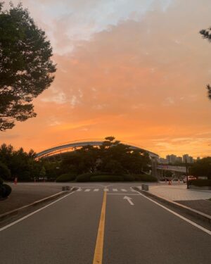 Luna Instagram - ‘New Waves’ 새로운 합창 물결

안산시립합창단 제72회 정기연주회. 

지휘자 JIHOON PARK 

가장 기억에 남는 곡은 너무너무 많지만….고르자면 백제시대 가요인 ‘정읍사’를 무반주 합창으로 재해석한 이서연작곡가님의 ‘어긔야’

현대어 해석을 고집하지 않고, 원문 그대로를 사용하셨으며 가삿말 속 여인의 남편을 향한 끝없는 기다림을 애처롭게 잘 살린 “어긔야 어강됴리 아으 다롱디리” 란 구절의 멜로디가 충격적으로 좋았는데 참 마음 깊은 울림을 주었다. 
다시 듣고 싶은 명곡💿💿

사랑하는 우리언니의 무대를 보고 울컥하는 순간이 정말 많았지만 꾹참고 끝까지 봤네요, 오늘도 빛났어 내 반쪽 @qwerwls95 ✨