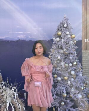 Luna Instagram - [오감테라피] 잠시, 멈춤 5분

오늘은 “향기가 휴식이 되는 공간” 
티퍼런스 팝업스토어에 다녀왔어요!! 
다양한 티리피가 준비되어 있었는데~ 1분, 퀴즈존 1분, 미각티리피
1분, 향기티리피 1분, 시각티리피
1분 청각티리피 이 모든 걸 5분에서 10분정도 안에 한층 한층 올라가며 다 즐기실 수 있고 정말 몸과 마음이 안정되는 느낌을 받더라구요. 갠적으로 시간이 되면 또 가서 조용히 즐기고 싶었습니다💓

아참!! 핸드크림이 새로 출시되었는데, 2가지 향으로 둘다 보습력 최고.. 향기도 좋아용~~>< 요즘 필수품 핸드크림 잘 바르고 다니세요 여러분~~💜💜
2023.11.25-12.3일 까지 

#티퍼런스팝업스토어 익선동으로 가셔서 지인분들과 소중한 사람과 시간 보내시고 힐링 하세요💖💜 #아이소이

With @jyang_222 ✨✨✨

@isoi_official 
@teafference_official

#티퍼런스 #핸드크림 #잠시멈춤 #팝업스토어 #
광고