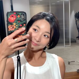 Luna Instagram - 에프엑스 고등학교 시절부터 함께 한 울언니들 정말 오랜만에 만났쬬요 귀한 시간 내주어서 고마워🍊🍋🍐🍉🍒
현정언니 선주언니 사랑해용💟 

여전히 아름다운 울언니들🍊
Make up @hyunseungah_ 
Hair @sunjuchoi