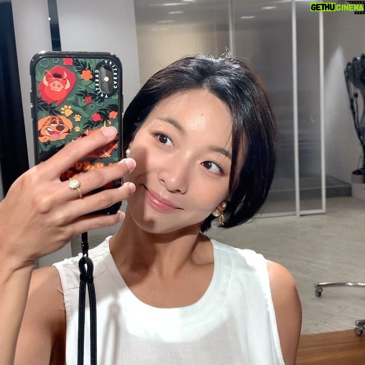 Luna - 3 Likes - 에프엑스 고등학교 시절부터 함께 한 울언니들 정말 오랜만에 만났쬬요 귀한 시간 내주어서 고마워🍊🍋🍐🍉🍒
현정언니 선주언니 사랑해용💟
여전히 아름다운 울언니들🍊
Make up @hyunseungah_
Hair @sunjuchoi