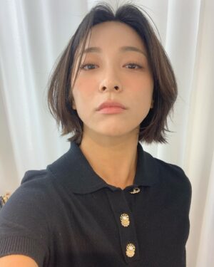 Luna Instagram - 아이소이 팝업행사& 콘서트연습 가는길!! 

얼른 팬분들과 지인분들 만날생각에 더 열심히 준비하고 있습니다. 지난번 공연에서 부족했던 점들을 보안하구 보다 더 좋은 음악을 들려드리기 위해 노력하구 이쪄요 많이 기대해주떼요오오!

2023. 12.17일 PM 4:00
‘The Love Affair A Night Of Music’ ❤️ 

see you soon!!✨☺️

#로즈코랄메이꾸옵🌷🍑
#윈드컷스타일링 ✨✨✨

M_ @hyunseungah_ 
H_ @sunjuchoi