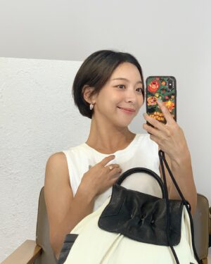 Luna Instagram - 사랑하는 사람들과 함께 일 하는 것은 정말 큰 축복💓💓

꿈에 대한 정확한 목표와 계획이 뚜렷해지고 있음에 정말 감사하다. 

꾸준함의 위대함!! 아자아자 박선영💿