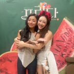 Luna Instagram - 4명의 배우들, 그녀들의 노력의 결실이 무대 위 꽃피웠던 ‘완벽한 오프닝’🌹 20세기 초반 멕시코 초현실주의 여성 화가 Frida Kahlo 와 하나가 된 것만 같았던 뮤지컬배우 김소향선배님. @sophie801224 또 작품을 함께 이끌어 가는 레플레하 전수미선배님과 데스티노 정영아배우님, 메모리아 허혜진배우님들의 완벽하고도 따뜻했던 조화로움. 그녀들은 현장에 온 모든 관객들을 웃고 울며 위로해주고 다독여주었다. 나이와 성별 상관없이 프리다칼로의 인생을 들려주며 혼신을 다해준 4명의 배우들과 무대위 밴드분들의 열정에 모든 피로와 걱정 근심이 사라졌다. 그리고 마치 어머니의 손으로 눈앞에서 나의 빰을 어루만지며 “괜찮아 힘들면 다시 일어나면 돼 다만 이 뜨거운 심장을 잊지 않으면 돼” 라고 말해주는 것만 같아 눈물이 멈추지 않았고 심장이 타오르는 것만 같았다. 작품을 통해 내가 멈추면 안되는 이유를 깨달았다. 마치 내가 프리다칼로가 된 것만 같은 느낌이 들정도로 혼신을 다 한 소향언니의 연기도 있지만 나 뿐만 아니라 공연을 보러온 사람들도 느꼈을 간직하고 있었던 내 안에 꿈과 열정.. 그리고 나를 향한 사랑. 나의 인생을 다시 되돌아 보게되는 작품 #뮤지컬프리다 프리다칼로의 인생이 고통속에 험난하고 처참했을지라도 그녀가 마지막 외쳤던 “나의 외출이 행복하기를 그리고 다시 돌아오지 않기를” 이란 대사는 얼마나 최선을 다해 세상과 맞춰 싸웠는지 그리고 마침내 그 모든것들을 받아드렸음을 깨닫게 해주고 “나에게 더 고통스러울 지라도 앞으로 나아가라 맞서 싸워라 억울할 지라도 사지가 찟어지듯 고통스럽고 잔인한 세상속으로 뛰어 들어라” 라고 말해주는 것 같았다. 그래 난 할수있다.!! Viva la vida!! 인생이여 만세!! 배우분들의 멋진 연기와 모든 것들에 박수를 보내며 좋은공연 보여주셔서 고맙습니다.❤️ 뮤지컬 프리다 최고의 창작뮤지컬🔥
