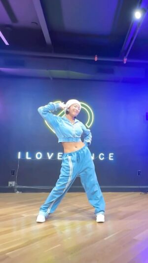 Luna Instagram - Thank you @hermosavidaluna for teaching La chA TA!! 

It was very surreal to watch this legendary dance in live performed by Luna. 😱😍 See you all today for 4Walls and the Meet&Greet! 😎

🎥: @ildmj 
.
.
.
.
.
.

#ILoveDanceNYC #KpopDance #FXLUNA #KpopIdol #KpopReels #explorepage #kpopdancer #LUNA #LACHATA #KpopClass #KpopDanceClass #KpopNYC #KpopReels #FX