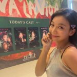 Luna Instagram - 4명의 배우들, 그녀들의 노력의 결실이 무대 위 꽃피웠던 ‘완벽한 오프닝’🌹 20세기 초반 멕시코 초현실주의 여성 화가 Frida Kahlo 와 하나가 된 것만 같았던 뮤지컬배우 김소향선배님. @sophie801224 또 작품을 함께 이끌어 가는 레플레하 전수미선배님과 데스티노 정영아배우님, 메모리아 허혜진배우님들의 완벽하고도 따뜻했던 조화로움. 그녀들은 현장에 온 모든 관객들을 웃고 울며 위로해주고 다독여주었다. 나이와 성별 상관없이 프리다칼로의 인생을 들려주며 혼신을 다해준 4명의 배우들과 무대위 밴드분들의 열정에 모든 피로와 걱정 근심이 사라졌다. 그리고 마치 어머니의 손으로 눈앞에서 나의 빰을 어루만지며 “괜찮아 힘들면 다시 일어나면 돼 다만 이 뜨거운 심장을 잊지 않으면 돼” 라고 말해주는 것만 같아 눈물이 멈추지 않았고 심장이 타오르는 것만 같았다. 작품을 통해 내가 멈추면 안되는 이유를 깨달았다. 마치 내가 프리다칼로가 된 것만 같은 느낌이 들정도로 혼신을 다 한 소향언니의 연기도 있지만 나 뿐만 아니라 공연을 보러온 사람들도 느꼈을 간직하고 있었던 내 안에 꿈과 열정.. 그리고 나를 향한 사랑. 나의 인생을 다시 되돌아 보게되는 작품 #뮤지컬프리다 프리다칼로의 인생이 고통속에 험난하고 처참했을지라도 그녀가 마지막 외쳤던 “나의 외출이 행복하기를 그리고 다시 돌아오지 않기를” 이란 대사는 얼마나 최선을 다해 세상과 맞춰 싸웠는지 그리고 마침내 그 모든것들을 받아드렸음을 깨닫게 해주고 “나에게 더 고통스러울 지라도 앞으로 나아가라 맞서 싸워라 억울할 지라도 사지가 찟어지듯 고통스럽고 잔인한 세상속으로 뛰어 들어라” 라고 말해주는 것 같았다. 그래 난 할수있다.!! Viva la vida!! 인생이여 만세!! 배우분들의 멋진 연기와 모든 것들에 박수를 보내며 좋은공연 보여주셔서 고맙습니다.❤️ 뮤지컬 프리다 최고의 창작뮤지컬🔥