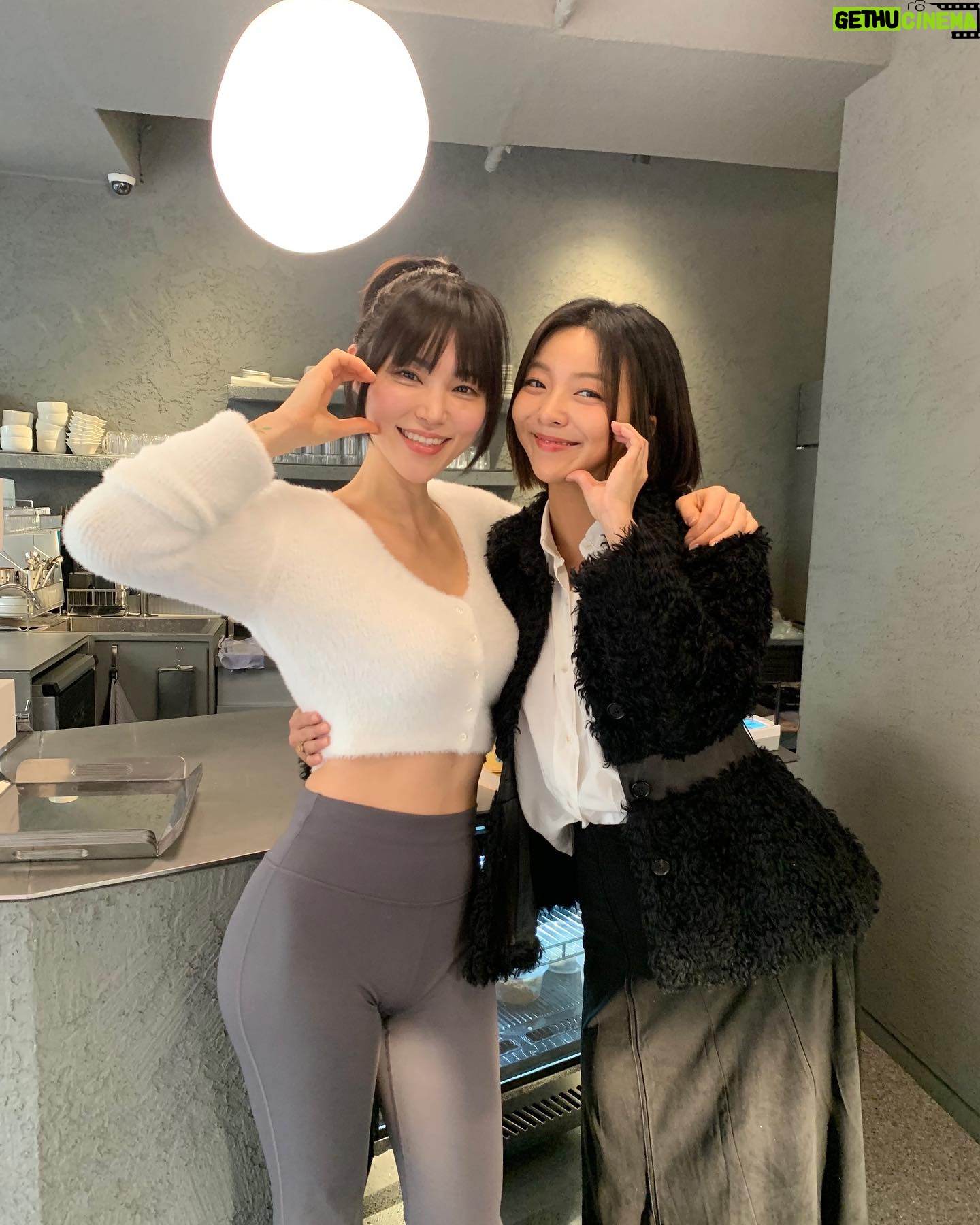 Luna Instagram - 유이언니 카페 응원하러 다녀옴🎶✨💫🧐 오마이갓 정말 맛이쬬.. 저 홀딱 반해버렸어요☺️ 단백하고 새콤달콤한 요거트 맛집🍑🥭🫐 두번 세번 갈테야🐶🐶 심지어 댕댕이 출입가능이라 우리 아가들과 아이보리랑 잘 지내길 바라며😂😂 #요거트맛집 #베리베리요거트 #후르츠요거트 강추!! #바닐라러떼 사랑해욤 우유 너무 담백하고 비율 최고✨✨ #요커리저브청담 @yokr_r_chungdam @2u2_0109 언니는 정말 최고야 사랑해💖 카페주소는 ✔️ 삼성동 25-9번지 삼성더하임 2차 1층 요커리저브 청담. 여러부운 올해도 수고 많아쨔요 우리 2024년도 힘내보아요! 해피해피뉴이어💖💖💖💖